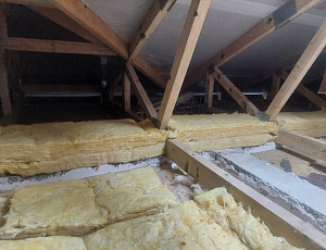 Zateplení stropu domu pomocí foukané izolace